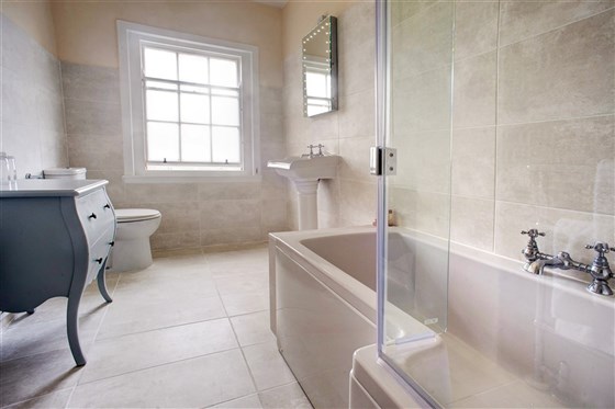 Banheiro no Ednam House Hotel