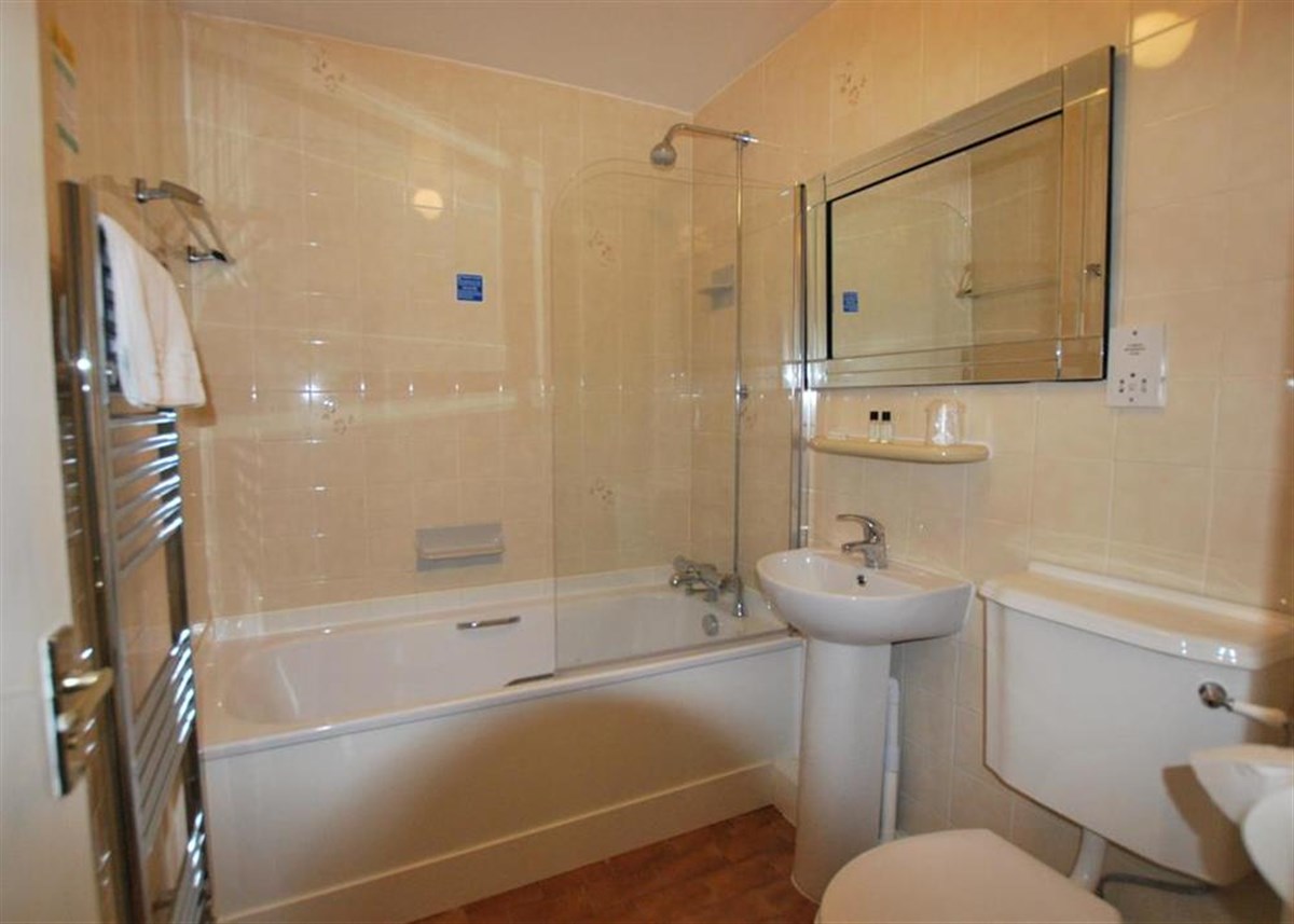 Ein großes und geräumiges Badezimmer