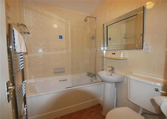Ein großes und geräumiges Badezimmer