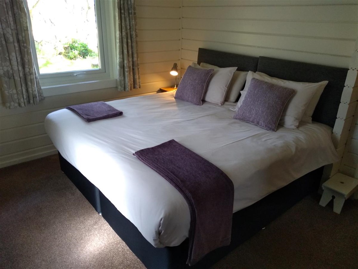Eorsa Large Bed