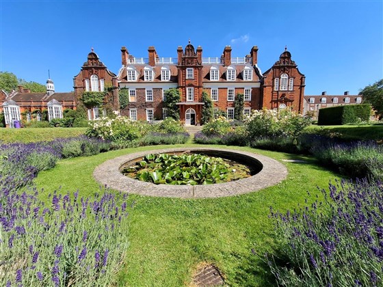 Sidgwick Hall (1880) e stagno