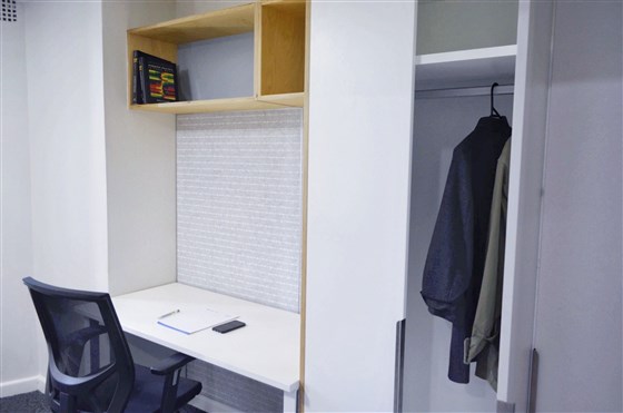 Bureau TRL et armoire spacieuse