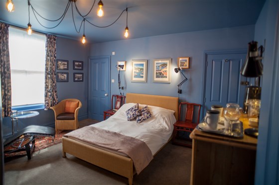 Vorderes Schlafzimmer mit Doppelbett