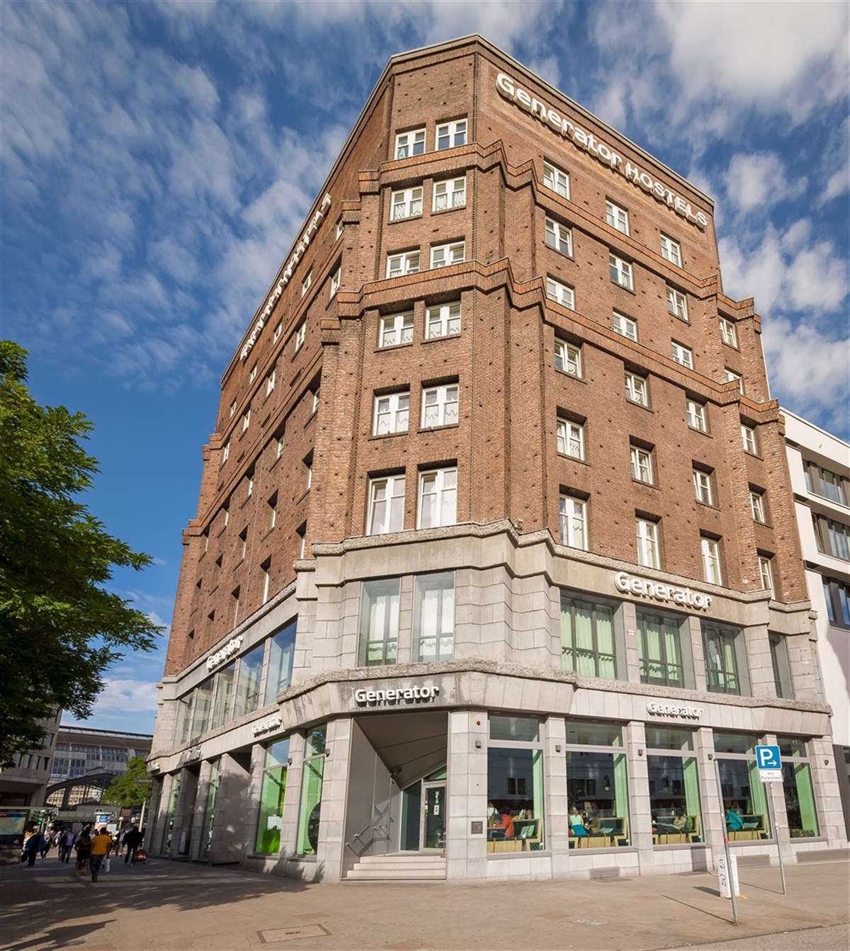 mirando la entrada