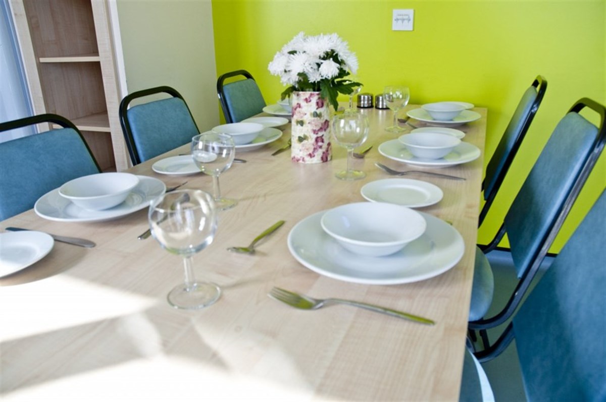 公用厨房的桌子 