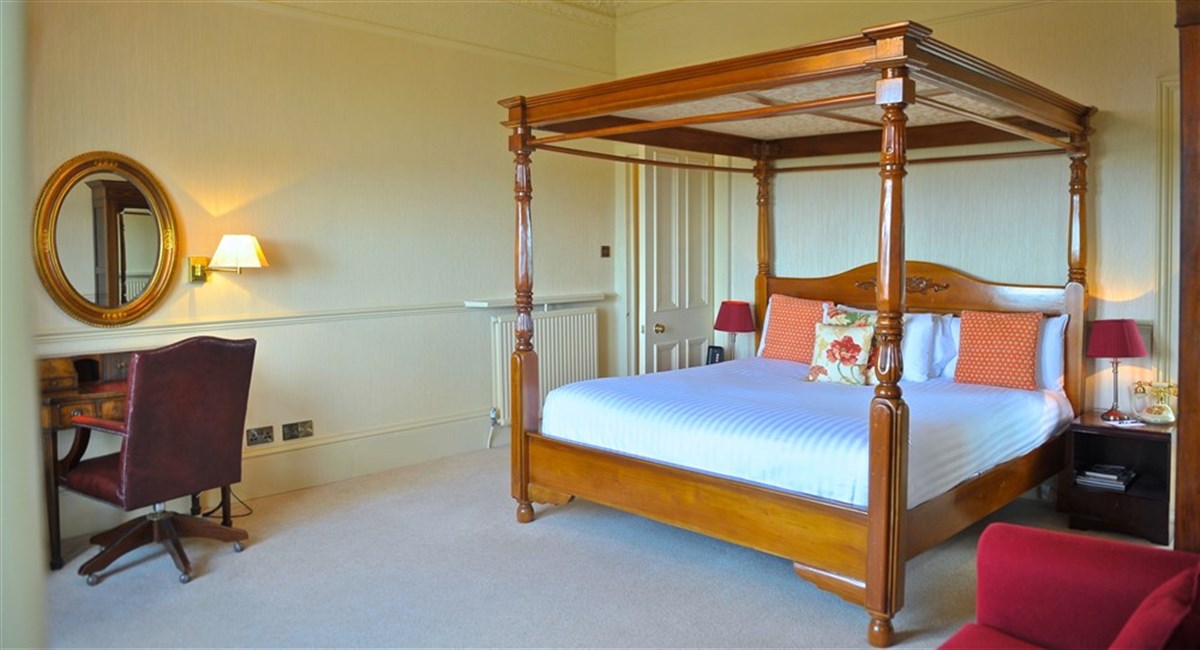 Four Poster Bridal Suite with Castle views