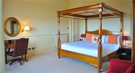 Four Poster Bridal Suite with Castle views