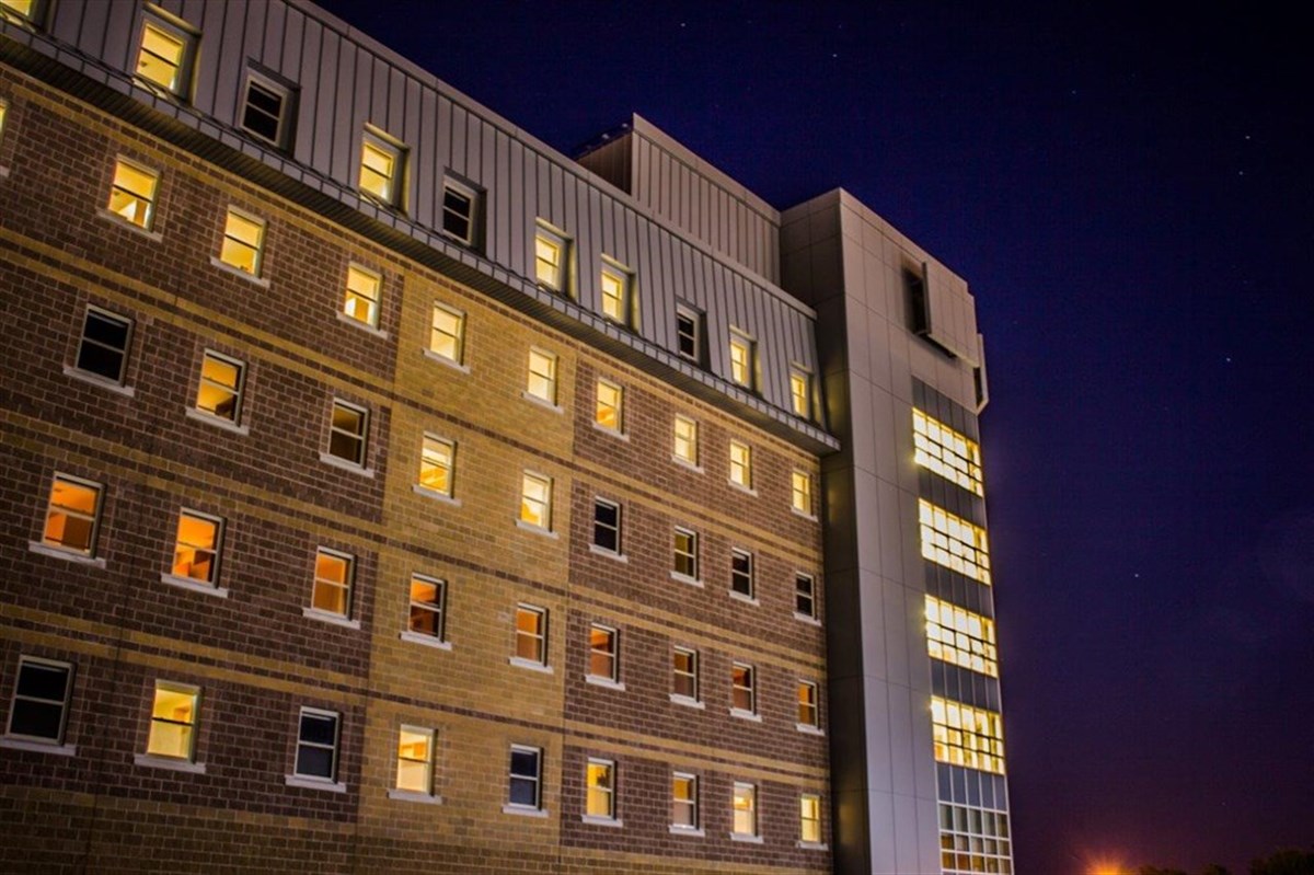 Macpherson College à noite