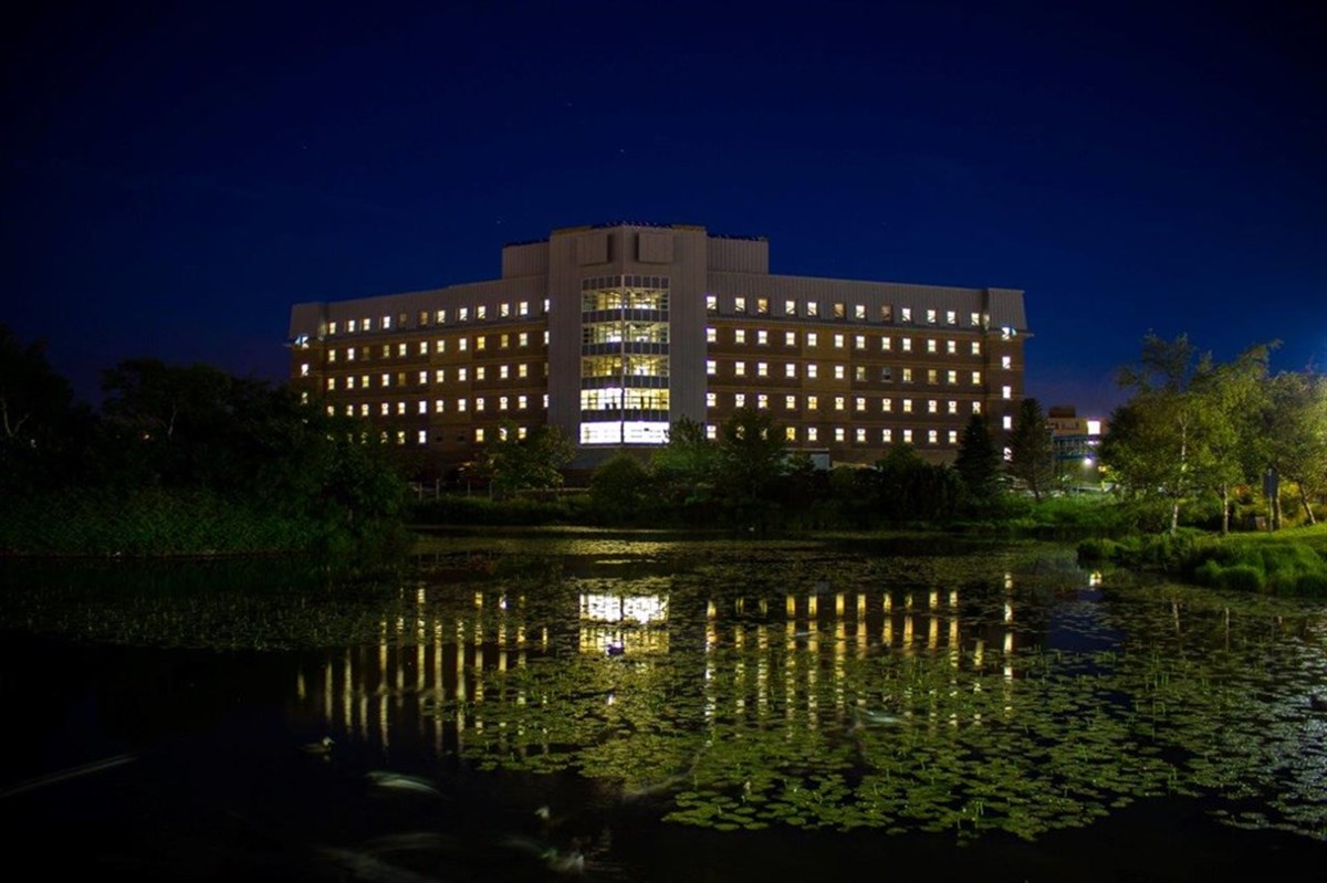 Macpherson College e Burton's Pond à noite