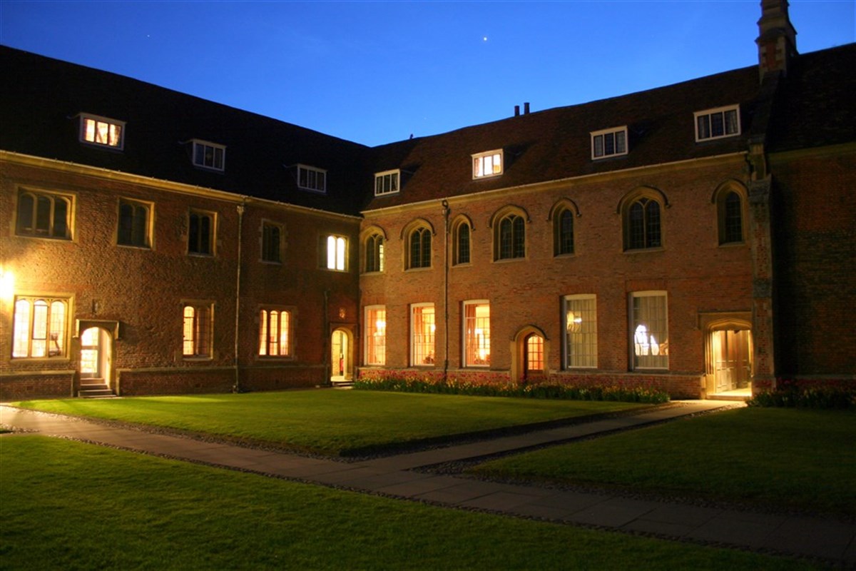 Erster Hof in der Abenddämmerung