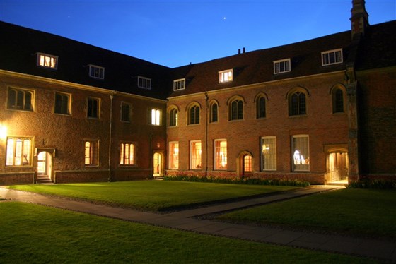 Erster Hof in der Abenddämmerung