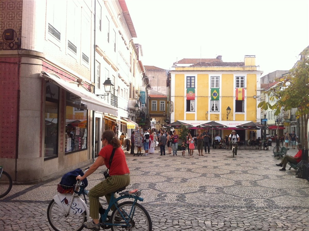 Praça perto do Lodge
