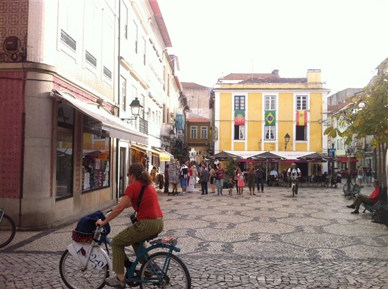 Praça perto do Lodge