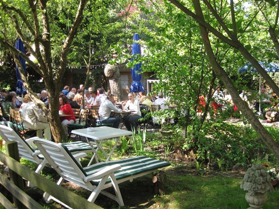 Biergarten mit 80 Plätzen