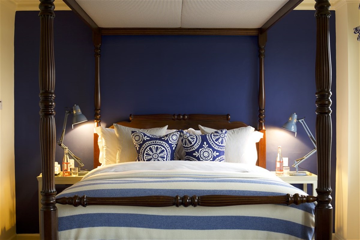 Four Poster
