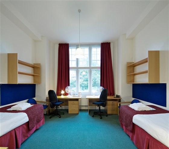 带连接浴室的双床间