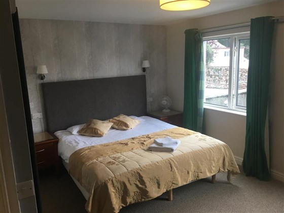 Ein großes Schlafzimmer mit Doppelbett