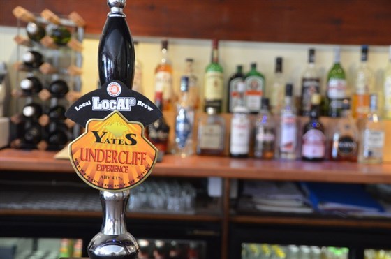 Cerveza local en el bar Festival