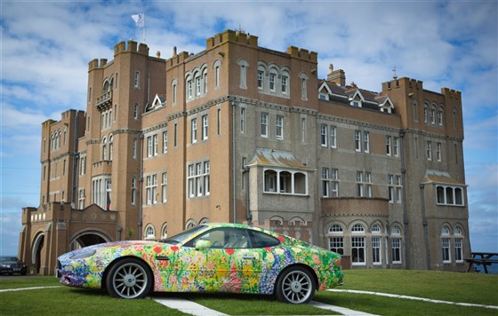 Castillo de Camelot y Aston Martin