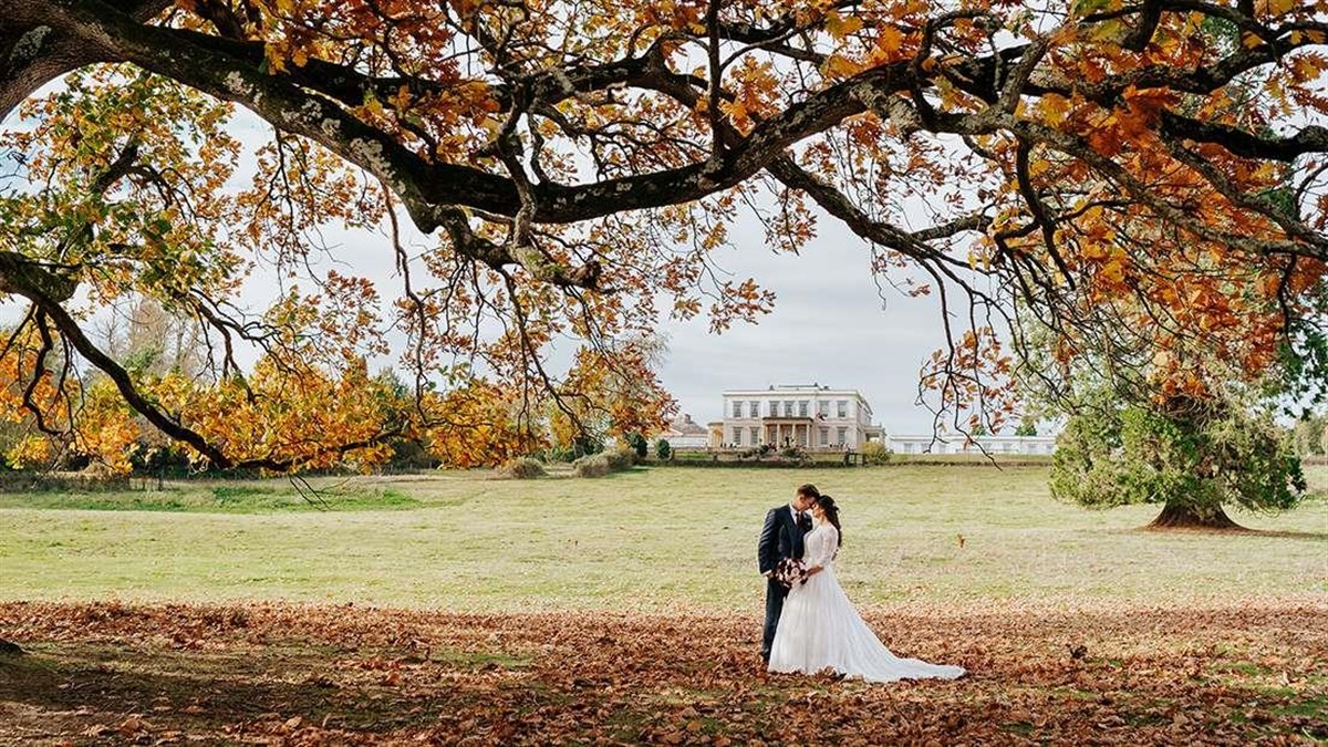 Recién casados en los jardines de Buxted Park