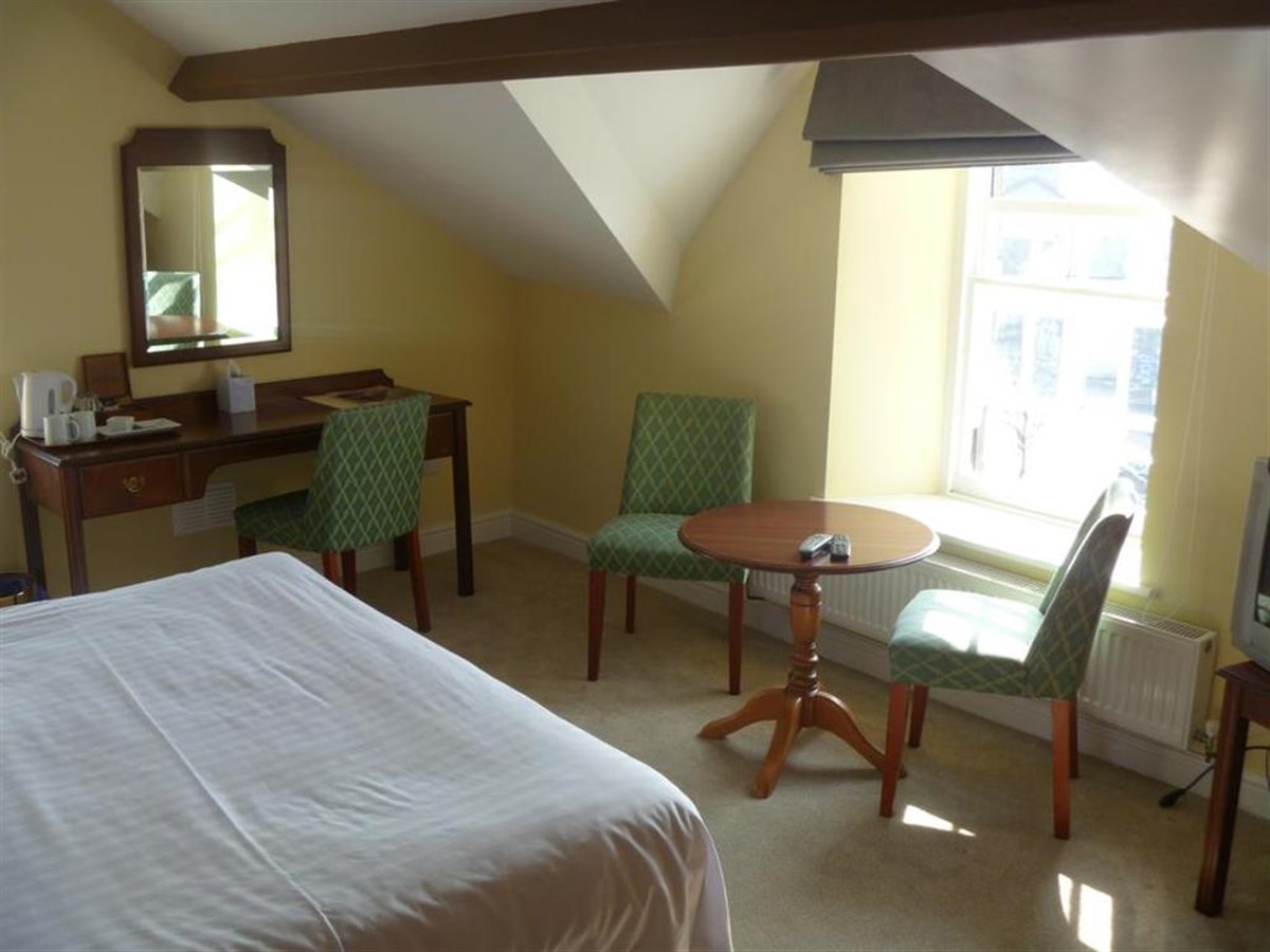 Ein Doppelbett mit einer Sitzecke mit herrlichem Ausblick