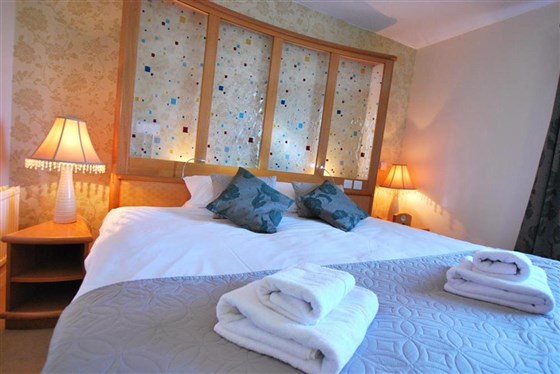 Ein modernes Doppelzimmer