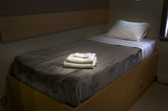 Cama de solteiro e toalhas