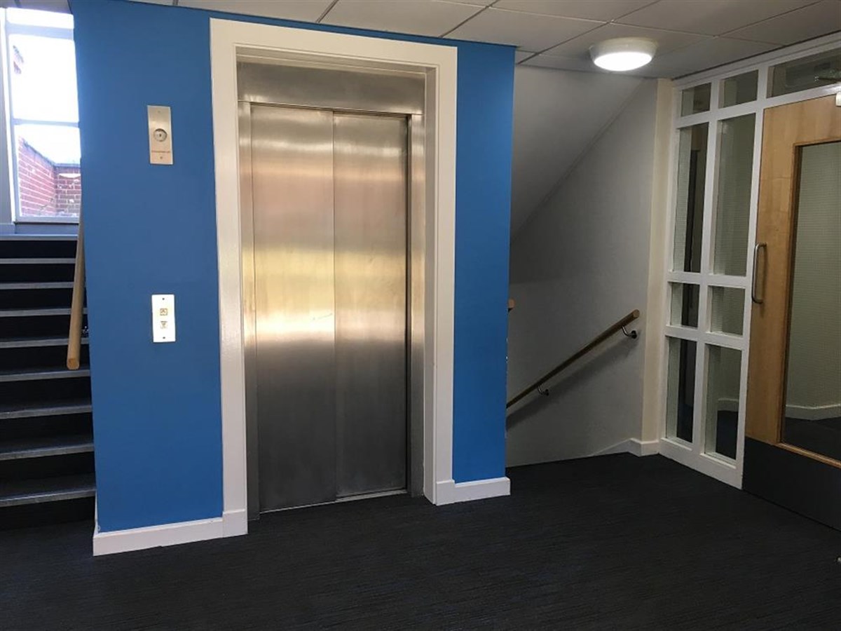 Richard Laws Building Lobby e ascensore