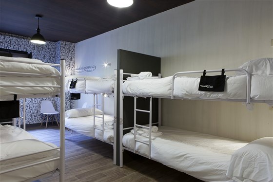 Quarto com 8 camas