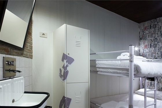 Quarto com 4 camas e banheiro