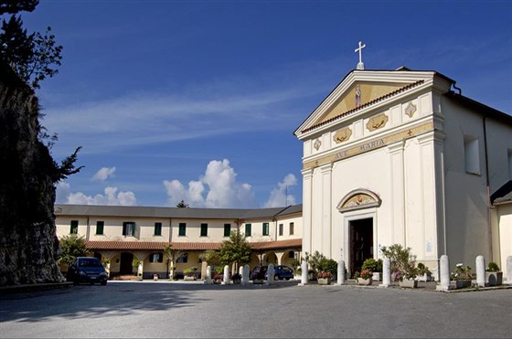 SANTUARIO DI PIETRAQUARIA (source wikipedia)
