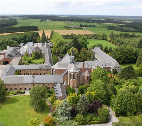 Une vue du ciel sur la magnifique Abbaye de Scourmont, Forges