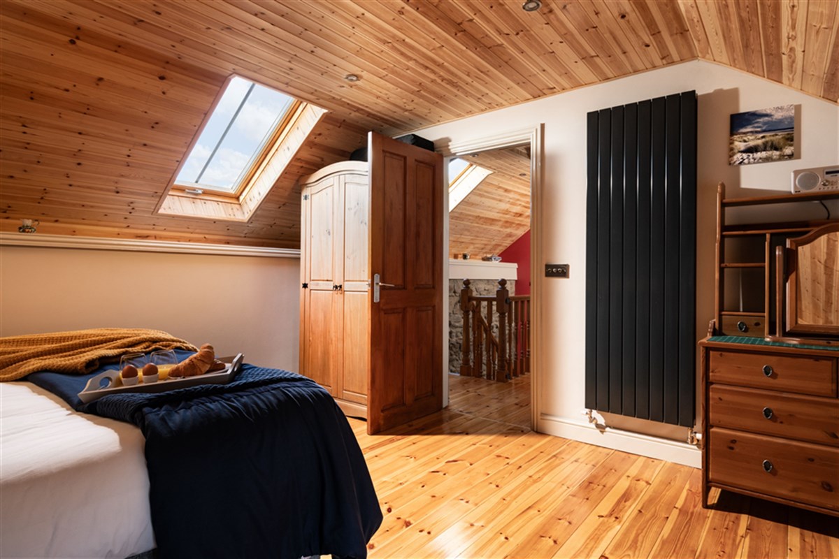 Main bedroom - plenty of storage
