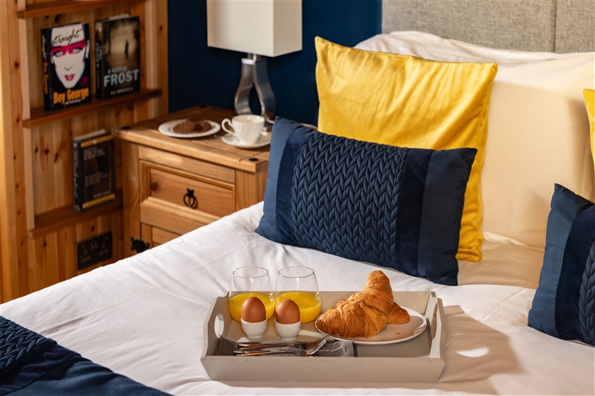 Relaxing mornings with breakfast in bed
