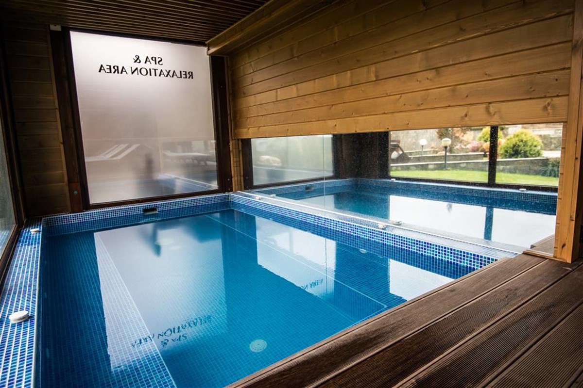Großer Whirlpool im Spa-Bereich