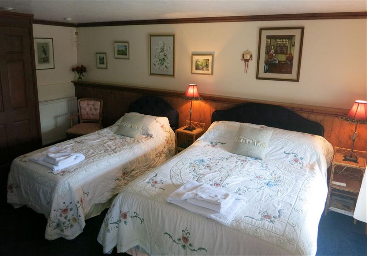 Win bedded room with en-suite bathroom