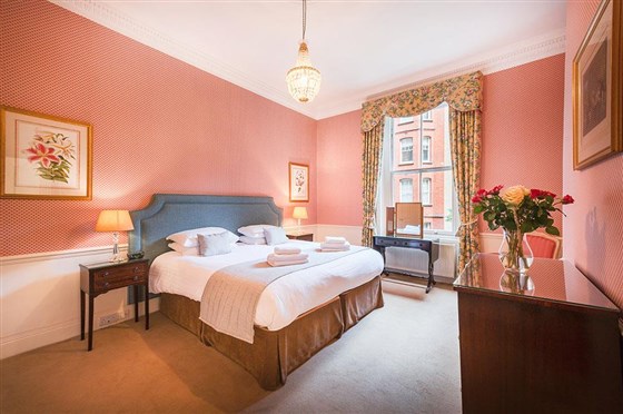 4 quartos/ 3 banheiros