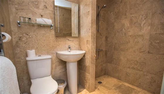 En-suite mit großem Duschbereich