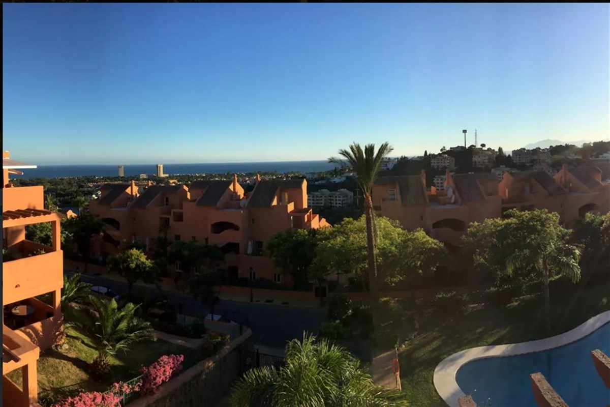 Blick vom Hauptbalkon und privatem Pool