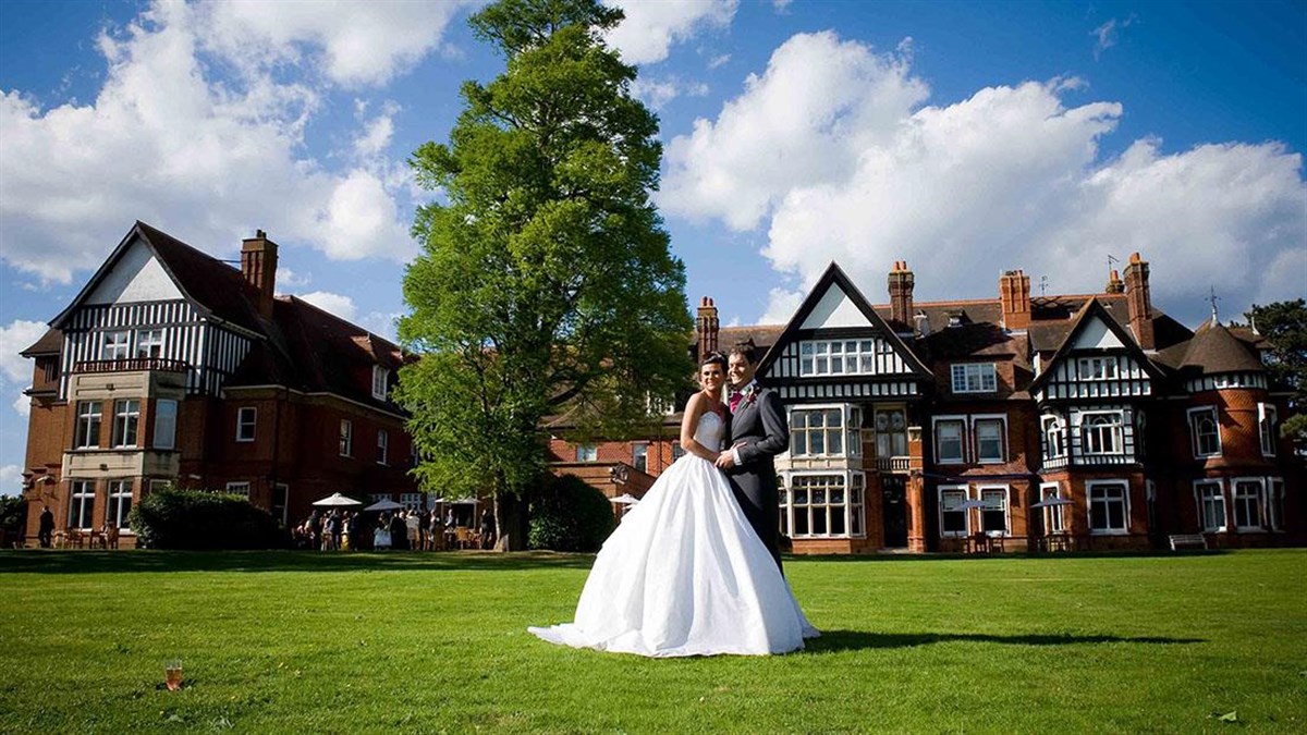 Wedding couple with Woodlands Park