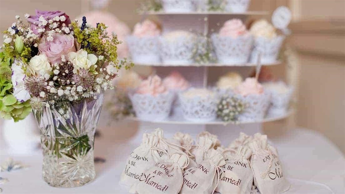 Wedding favours and cup cakes